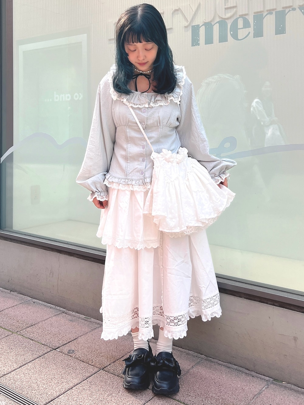 ホワイト系のショルダーバッグ、ブルー系のシャツ/ブラウス、ホワイト系のスカートを着用したレディースの春コーディネートの2枚目の写真