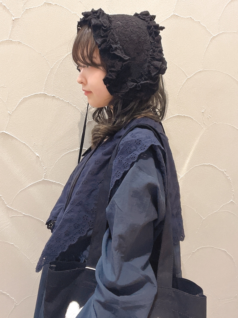 ブルー系のワンピース、ブラック系のトートバッグ、ブラック系のスニーカーを着用したレディースの春コーディネートの6枚目の写真