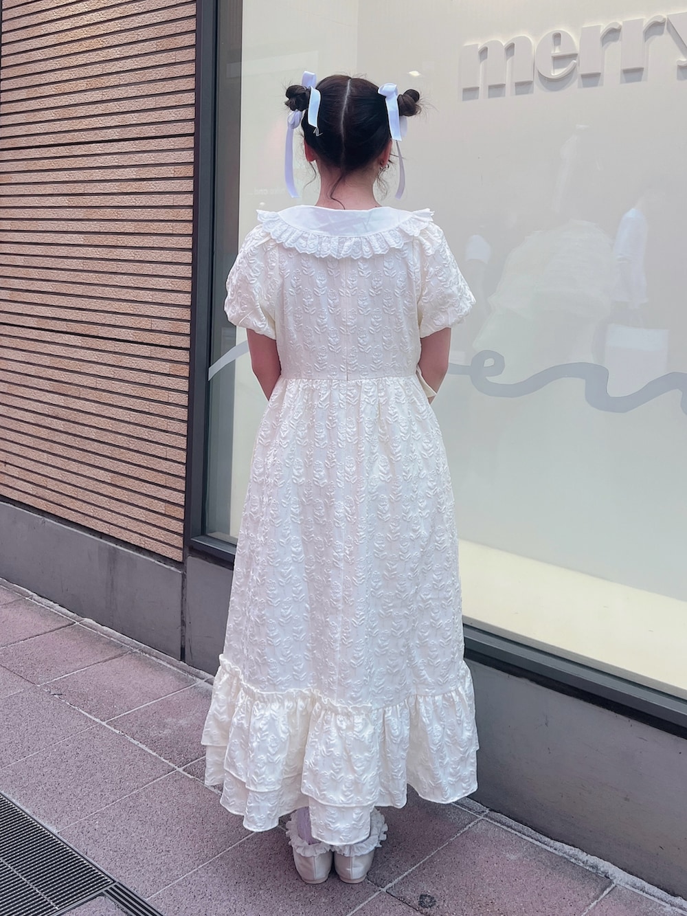 ホワイト系のシャツ/ブラウス、ホワイト系のワンピース、ホワイト系のハンドバッグを着用したレディースの夏コーディネートの2枚目の写真
