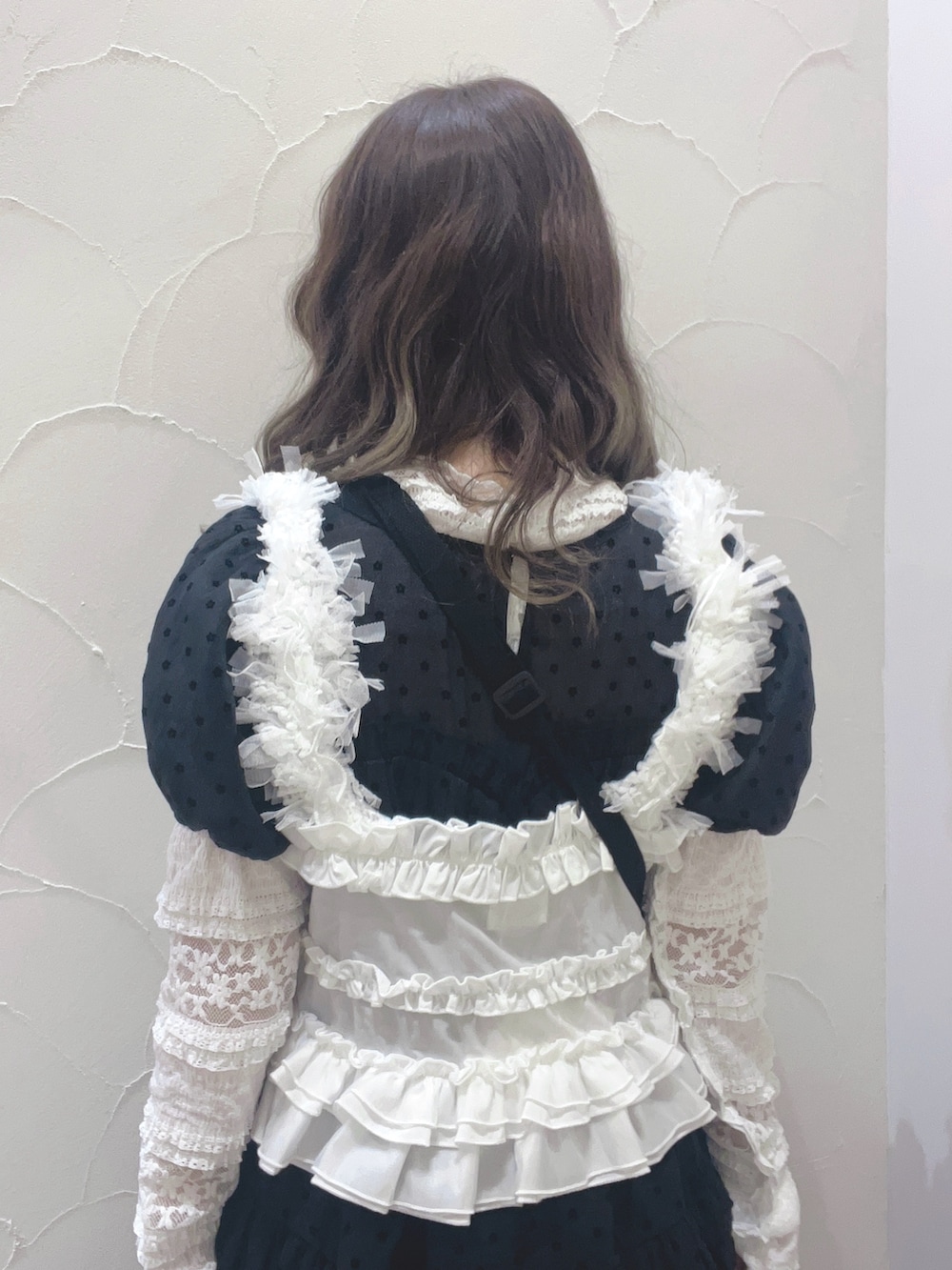 ブラック系のバレエシューズ、ホワイト系のTシャツ/カットソー、ホワイト系のキャミソールを着用したレディースの夏コーディネートの6枚目の写真