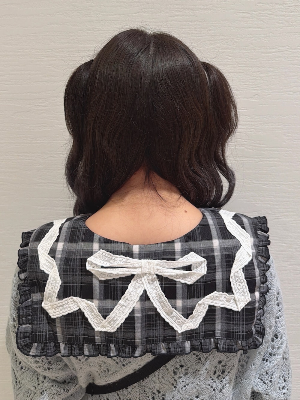 ブルー系のカーディガン/ボレロ、ブラック系のワンピース、ブラック系のショルダーバッグを着用したレディースの秋コーディネートの5枚目の写真