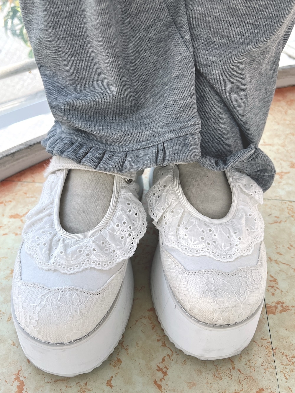 グリーン系のTシャツ/カットソー、ホワイト系のワンピース、ブルー系のショルダーバッグを着用したレディースの春コーディネートの9枚目の写真