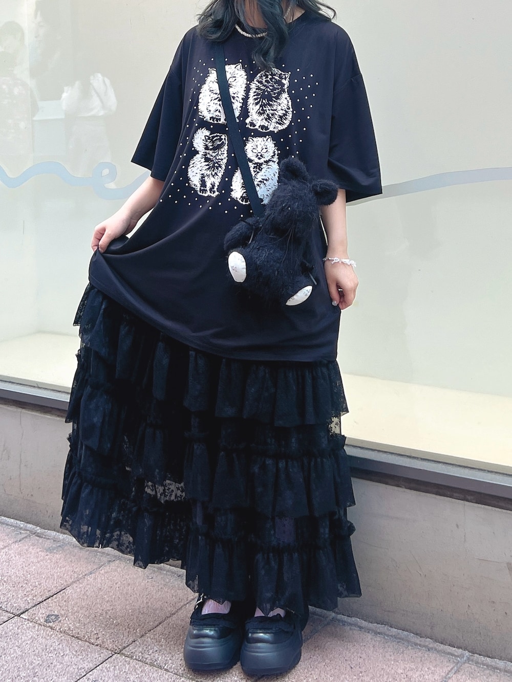 ブラック系のTシャツ/カットソー、ブラック系のショルダーバッグ、ブラック系のスカートを着用したレディースの春コーディネートの9枚目の写真