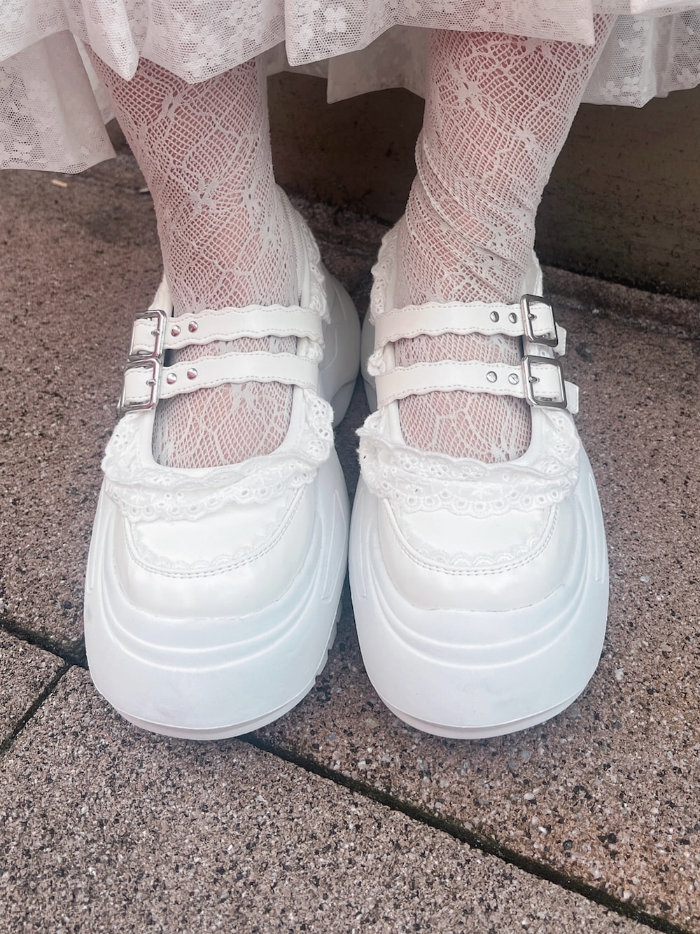 ブルー系のシャツ/ブラウス、ホワイト系のスカート、ホワイト系のワンピースを着用したレディースの夏コーディネートの7枚目の写真