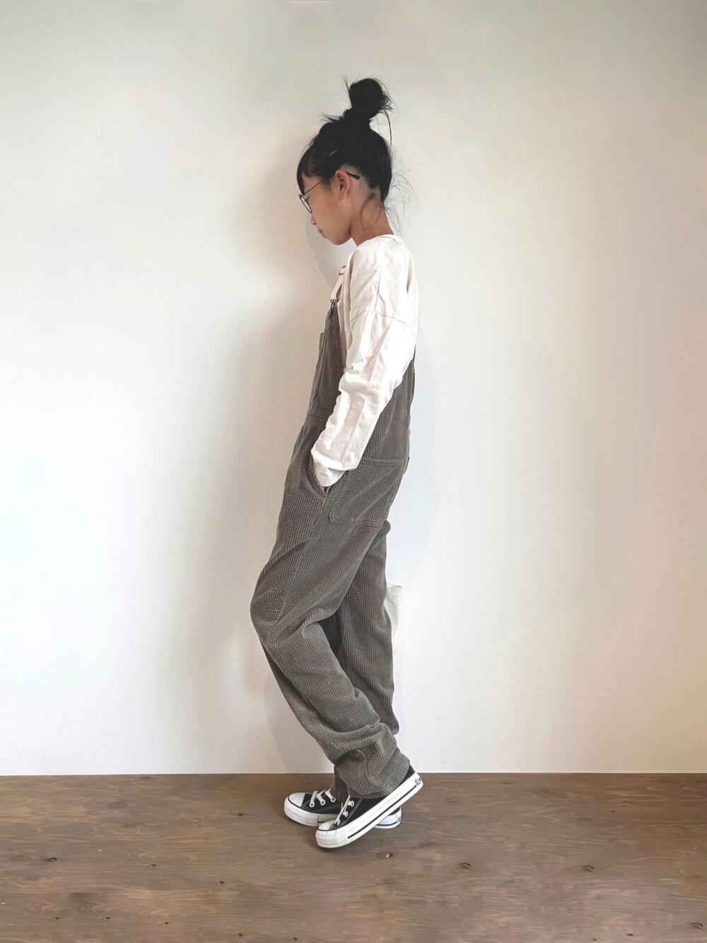 グリーン系のサロペット/オーバーオール、ベージュ系のTシャツ/カットソーを着用したキッズの秋コーディネートの3枚目の写真