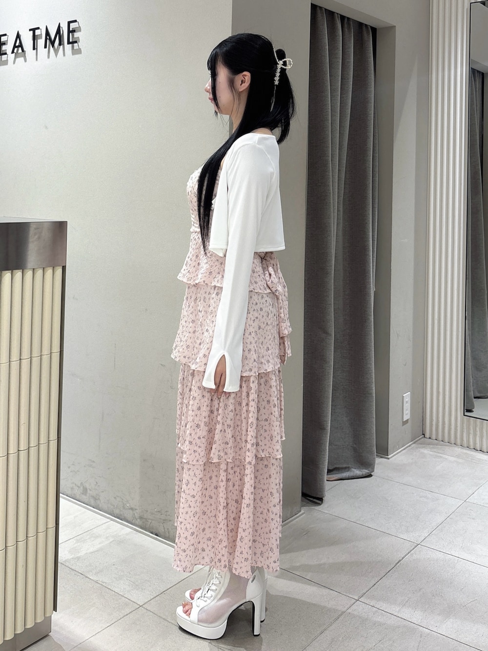 ピンク系のワンピース、ホワイト系のTシャツ/カットソー、ホワイト系のブーツを着用したレディースの春コーディネートの3枚目の写真