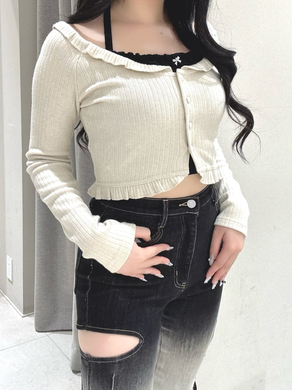 その他のデニムパンツ、ホワイト系のTシャツ/カットソー、ホワイト系のブーツを着用したレディースの冬コーディネートの5枚目の写真