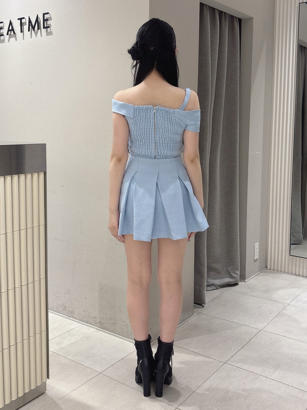 ブラック系のハンドバッグ、ブルー系のシャツ/ブラウス、ブルー系のスカートを着用したレディースの春コーディネートの4枚目の写真