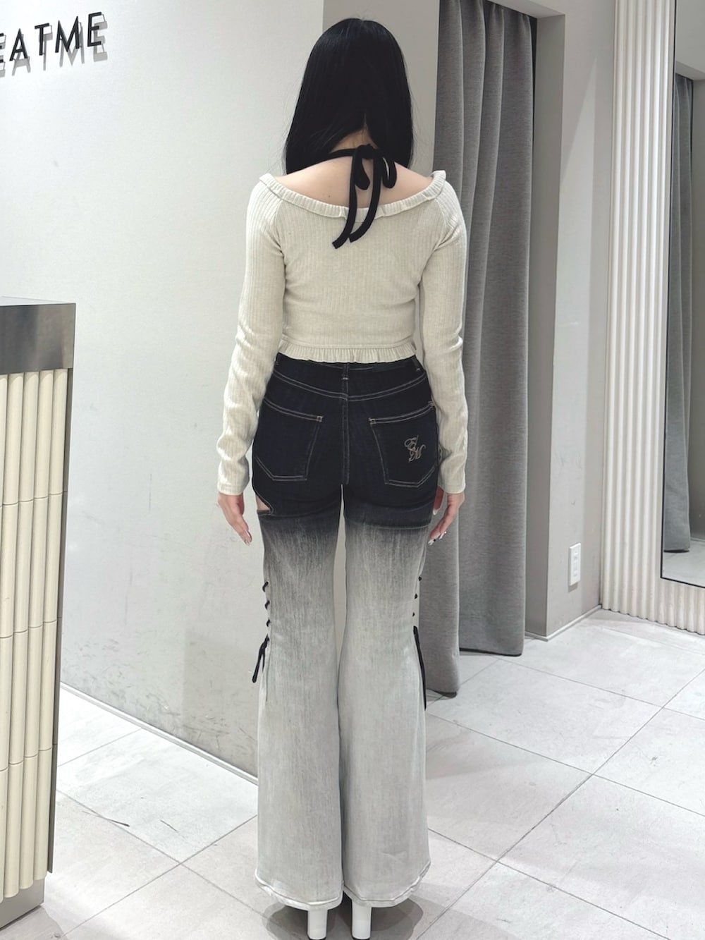 その他のデニムパンツ、ホワイト系のTシャツ/カットソー、ホワイト系のブーツを着用したレディースの冬コーディネートの4枚目の写真