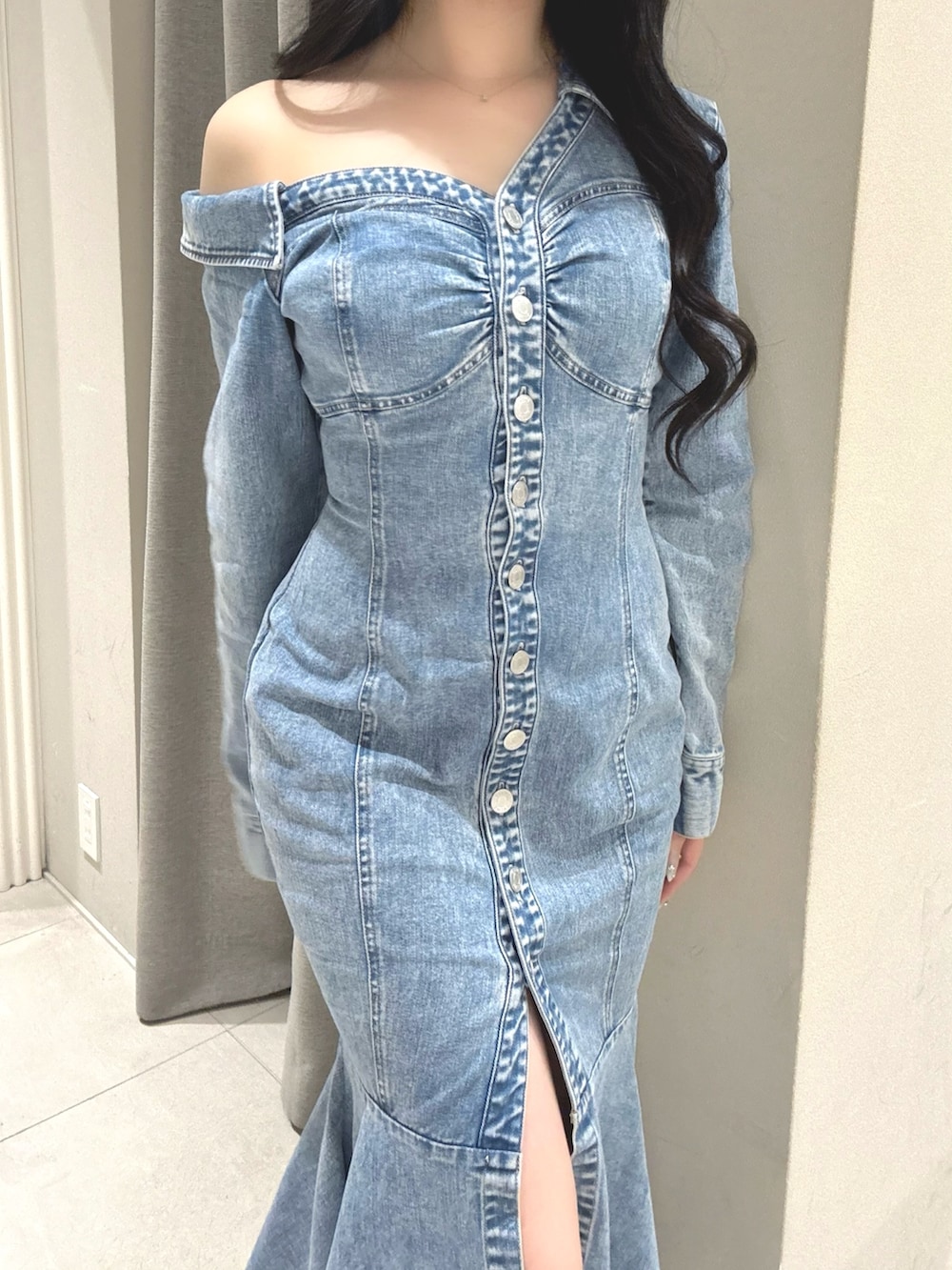 ブルー系のワンピース、ホワイト系のブーツを着用したレディースの冬コーディネートの5枚目の写真