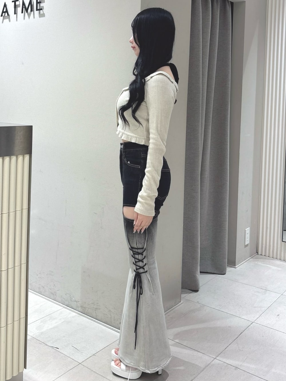 その他のデニムパンツ、ホワイト系のTシャツ/カットソー、ホワイト系のブーツを着用したレディースの冬コーディネートの3枚目の写真