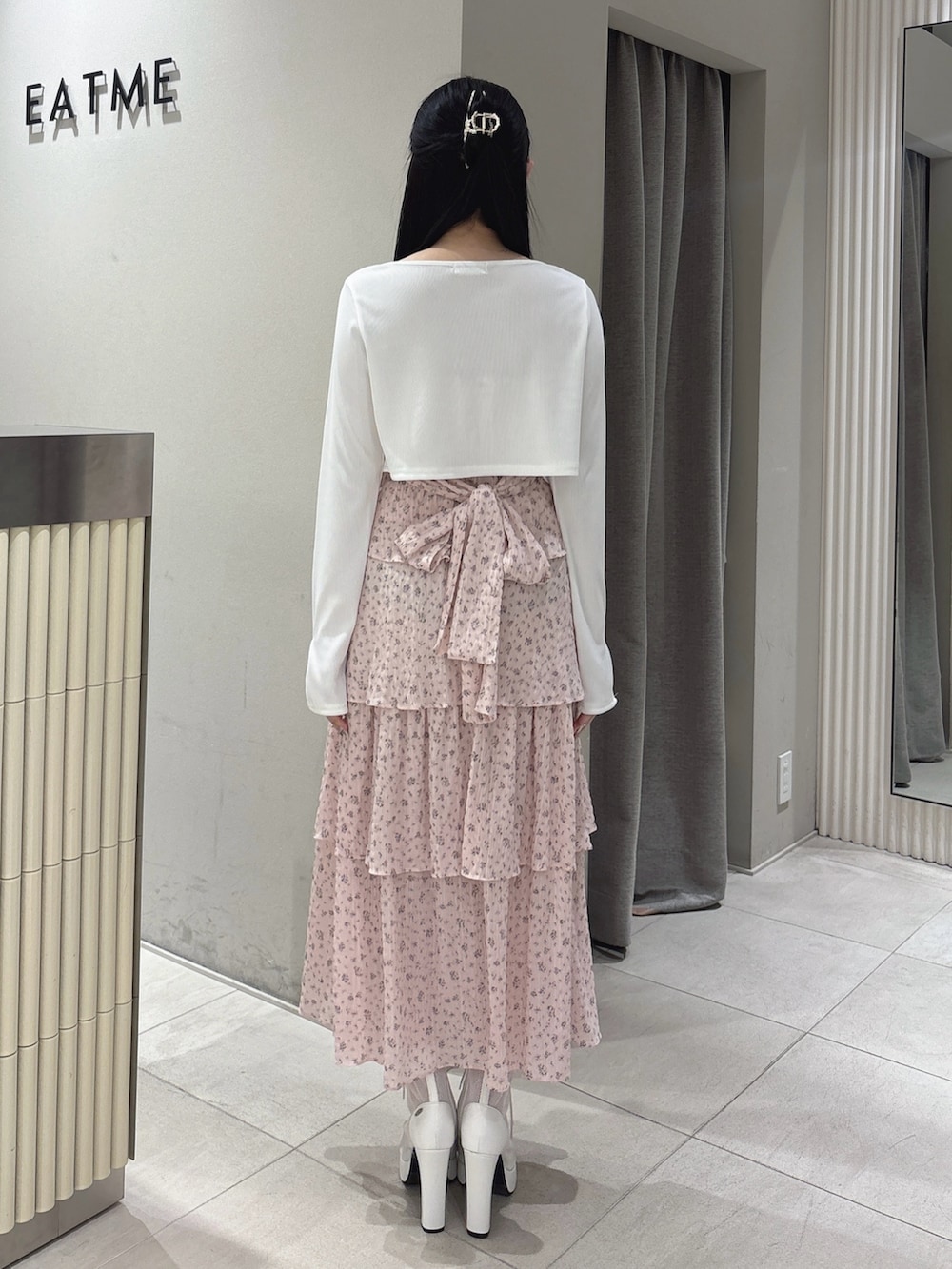 ピンク系のワンピース、ホワイト系のTシャツ/カットソー、ホワイト系のブーツを着用したレディースの春コーディネートの4枚目の写真