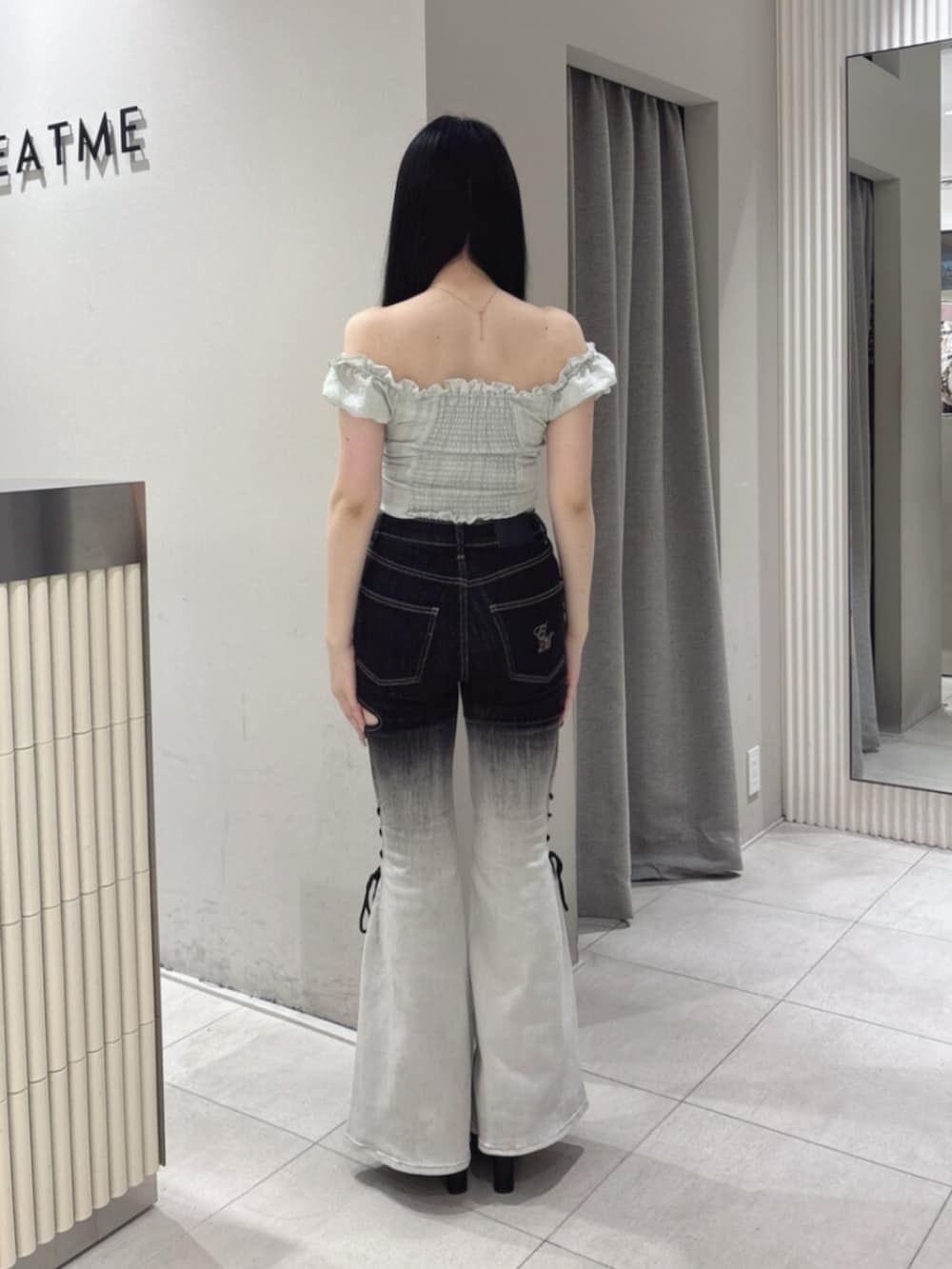 ホワイト系のショルダーバッグ、ブラック系のサンダル、その他のデニムパンツを着用したレディースの夏コーディネートの4枚目の写真