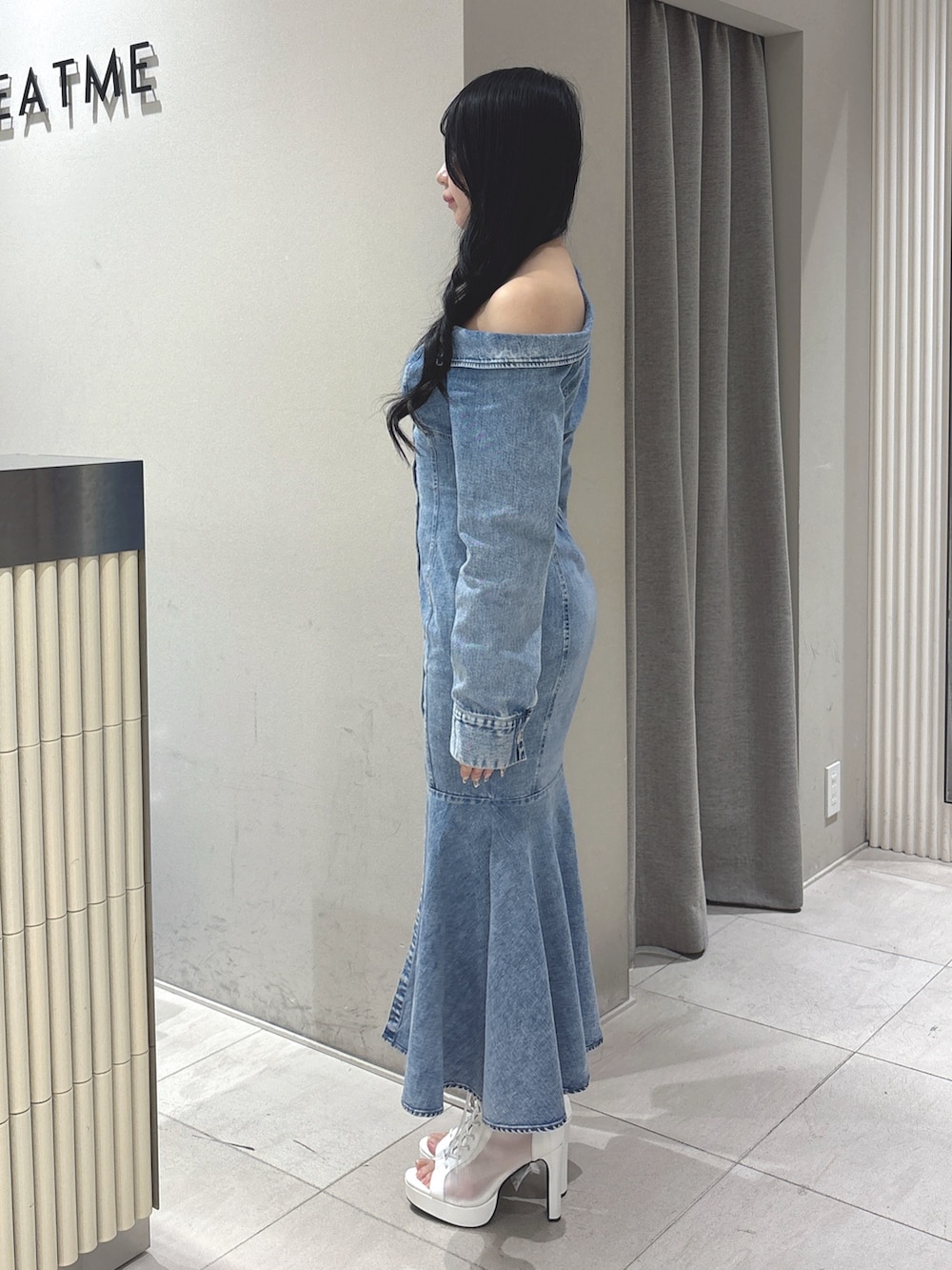 ブルー系のワンピース、ホワイト系のブーツを着用したレディースの冬コーディネートの4枚目の写真