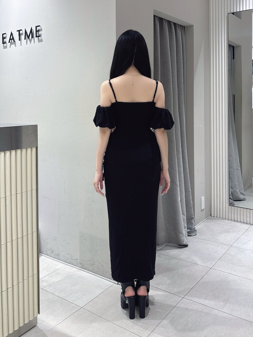 ブラック系のワンピース、ブラック系のハンドバッグ、ブラック系のサンダルを着用したレディースの夏コーディネートの4枚目の写真