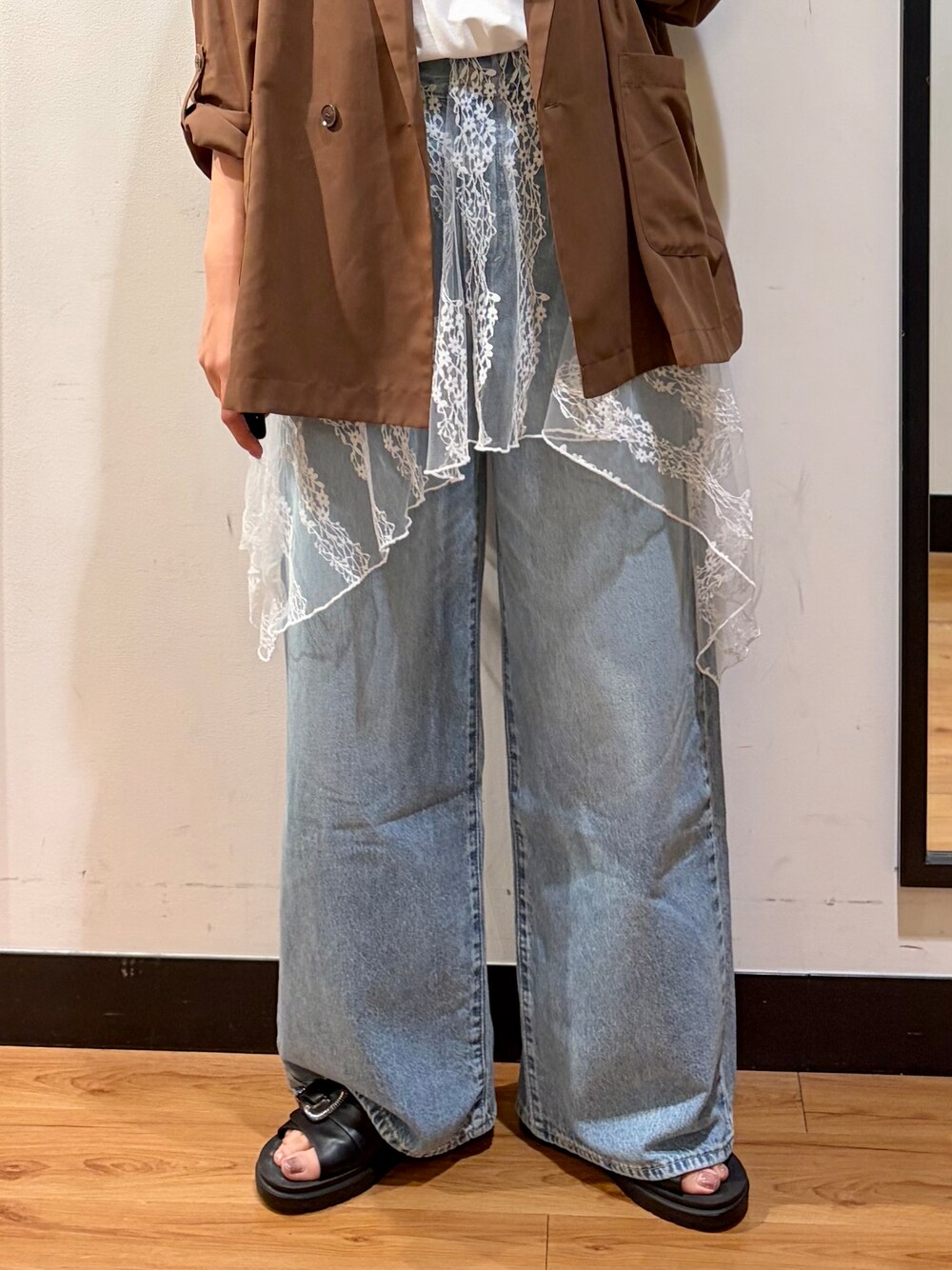 ブルー系のその他パンツ、グリーン系のTシャツ/カットソー、ホワイト系のスカートを着用したレディースの夏コーディネートの5枚目の写真