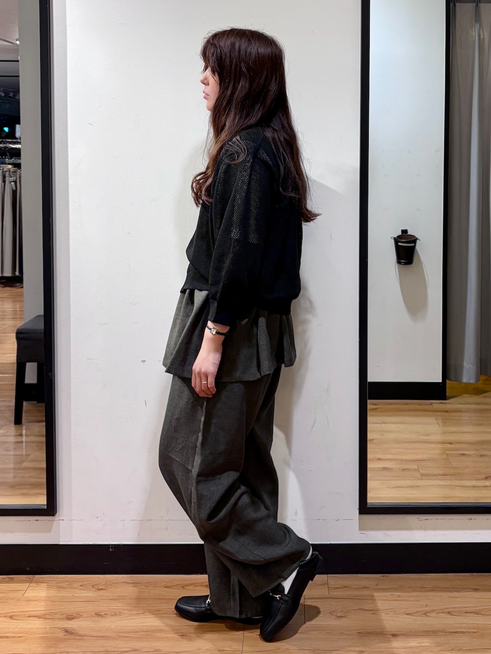 グレー系のベスト、グレー系のその他パンツ、ホワイト系のTシャツ/カットソーを着用したレディースの春コーディネートの2枚目の写真