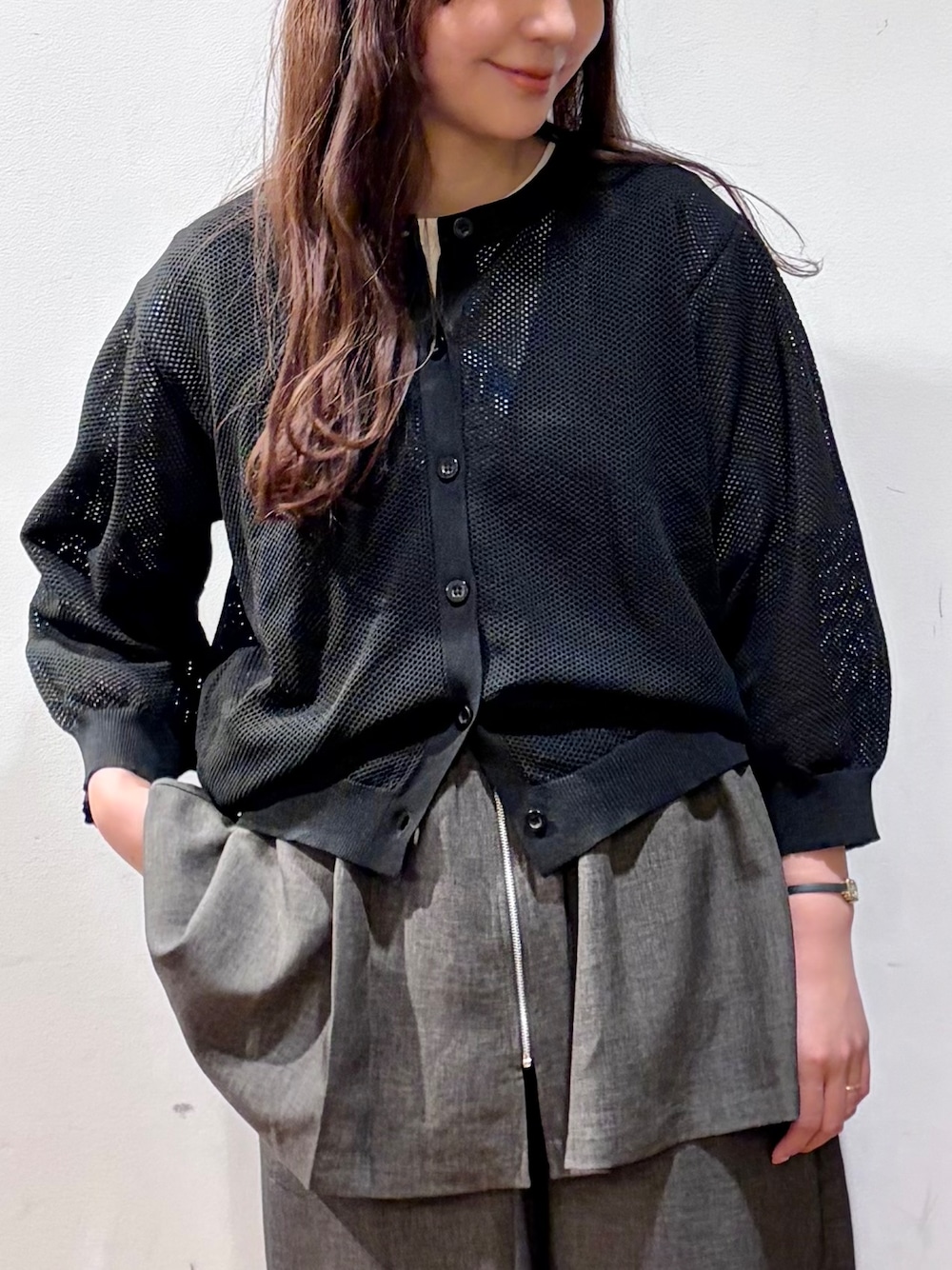 グレー系のベスト、グレー系のその他パンツ、ホワイト系のTシャツ/カットソーを着用したレディースの春コーディネートの4枚目の写真