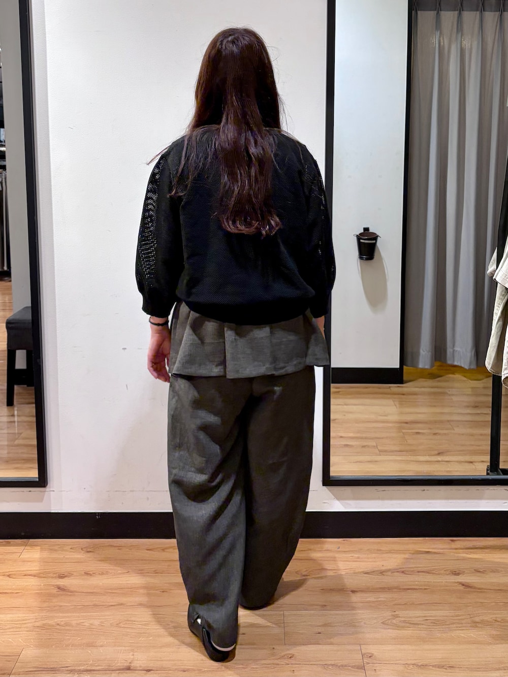 グレー系のベスト、グレー系のその他パンツ、ホワイト系のTシャツ/カットソーを着用したレディースの春コーディネートの3枚目の写真