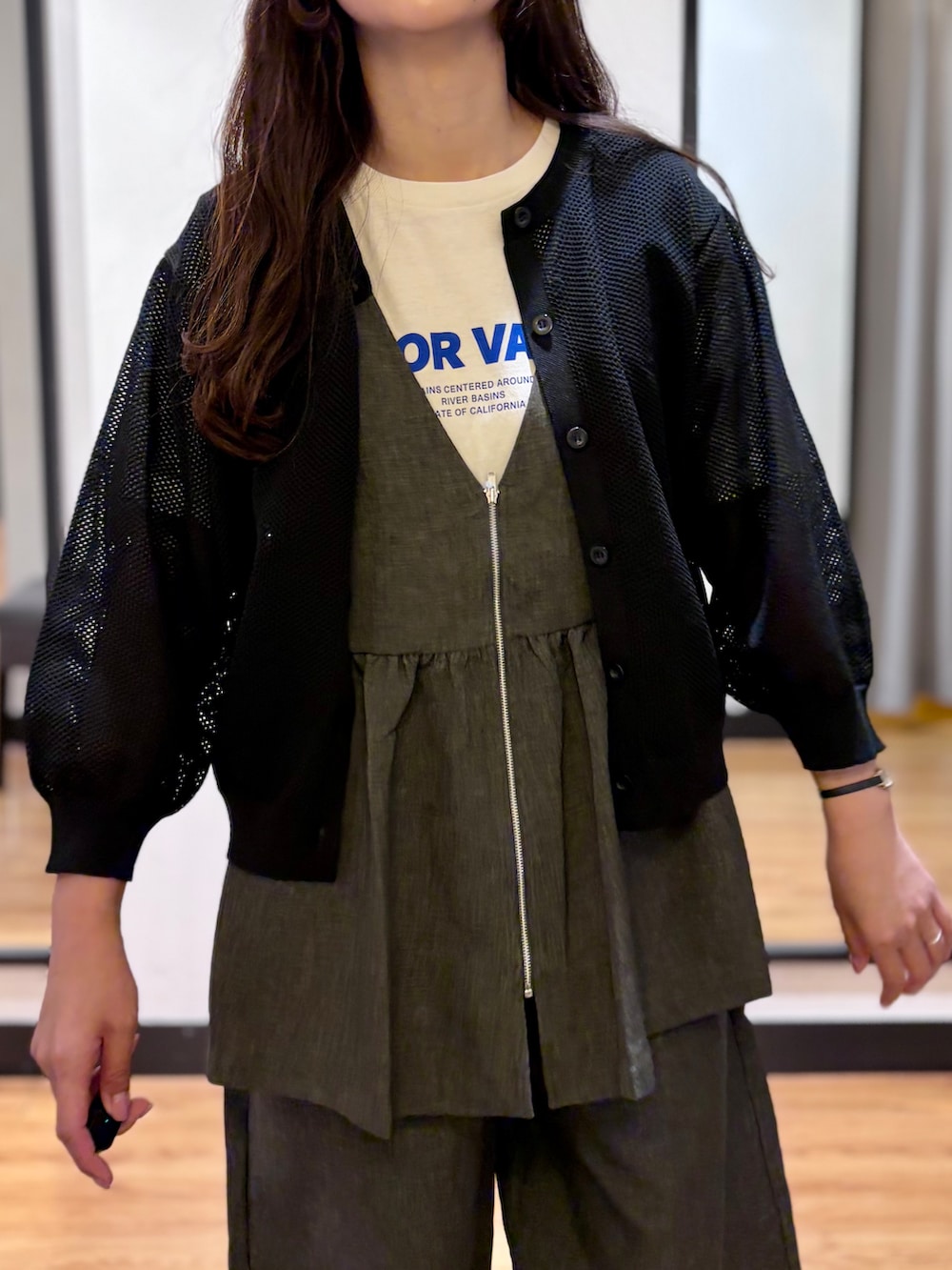 グレー系のベスト、グレー系のその他パンツ、ホワイト系のTシャツ/カットソーを着用したレディースの春コーディネートの5枚目の写真