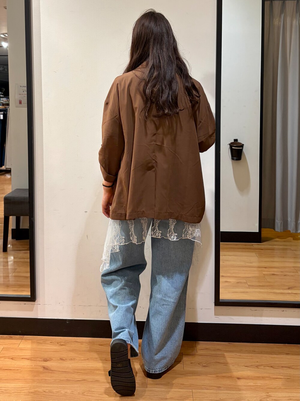 ブルー系のその他パンツ、グリーン系のTシャツ/カットソー、ホワイト系のスカートを着用したレディースの夏コーディネートの3枚目の写真