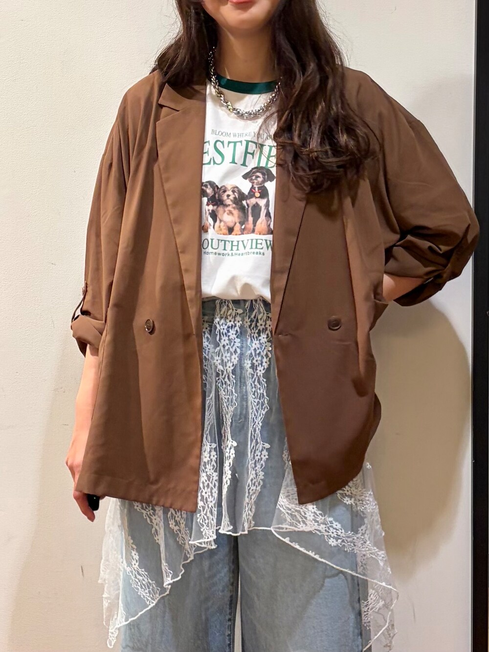 ブルー系のその他パンツ、グリーン系のTシャツ/カットソー、ホワイト系のスカートを着用したレディースの夏コーディネートの4枚目の写真