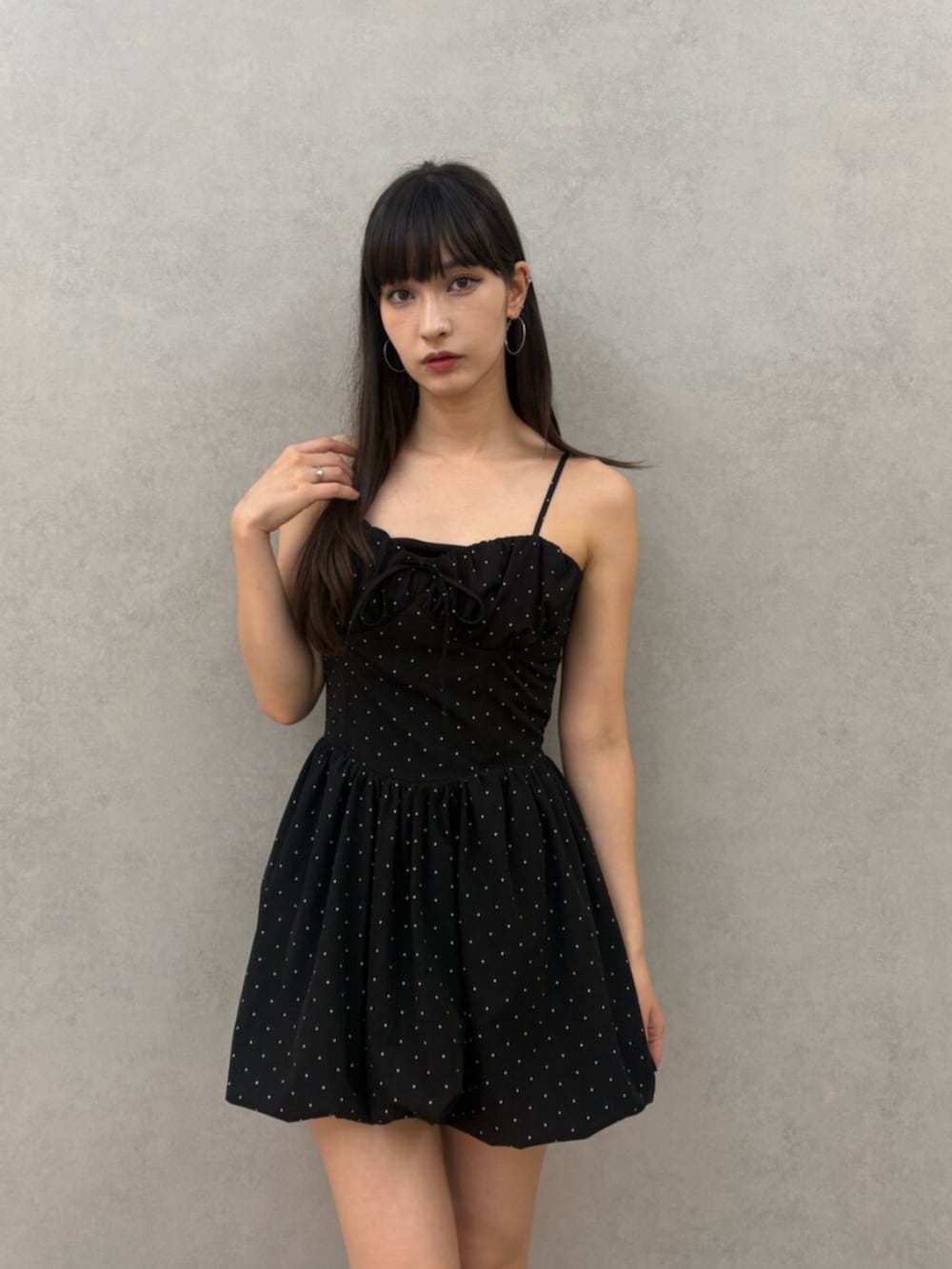 ブラック系のブーツ、その他のワンピースを着用したレディースの夏コーディネートの4枚目の写真