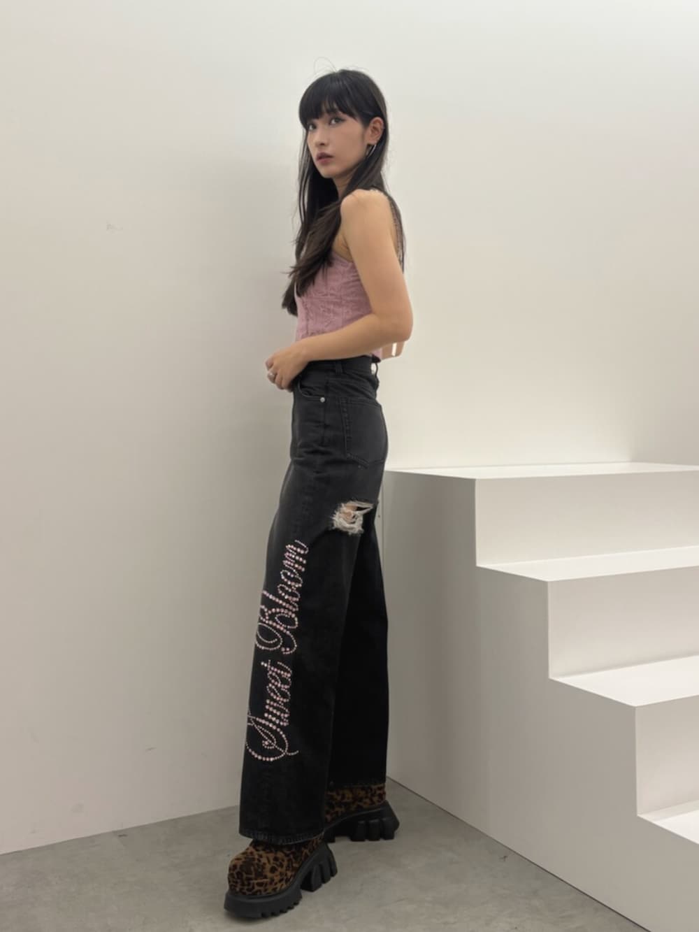ピンク系のキャミソール、ブラック系のデニムパンツ、その他のその他シューズを着用したレディースの夏コーディネートの3枚目の写真