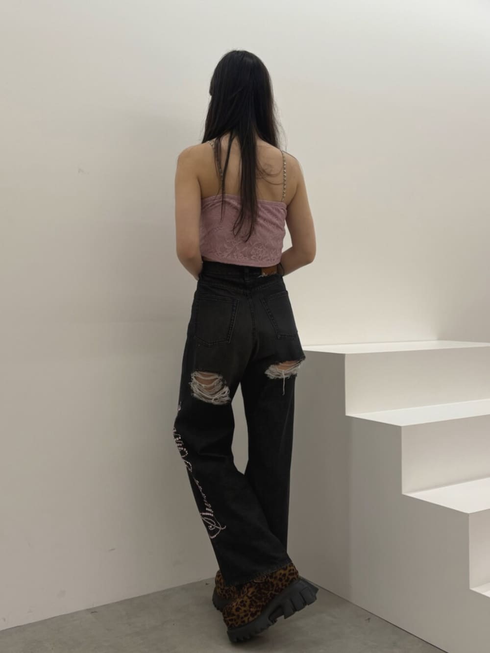 ピンク系のキャミソール、ブラック系のデニムパンツ、その他のその他シューズを着用したレディースの夏コーディネートの4枚目の写真