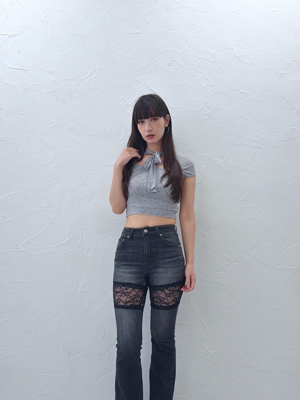 グレー系のTシャツ/カットソー、ブラック系のデニムパンツ、ブルー系のスニーカーを着用したレディースの夏コーディネートの4枚目の写真