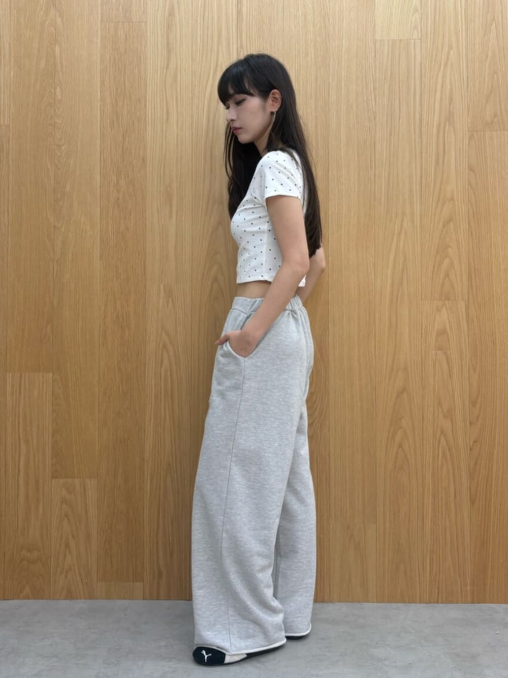 ホワイト系のTシャツ/カットソー、グレー系のその他パンツ、ブラック系のスニーカーを着用したレディースの夏コーディネートの2枚目の写真