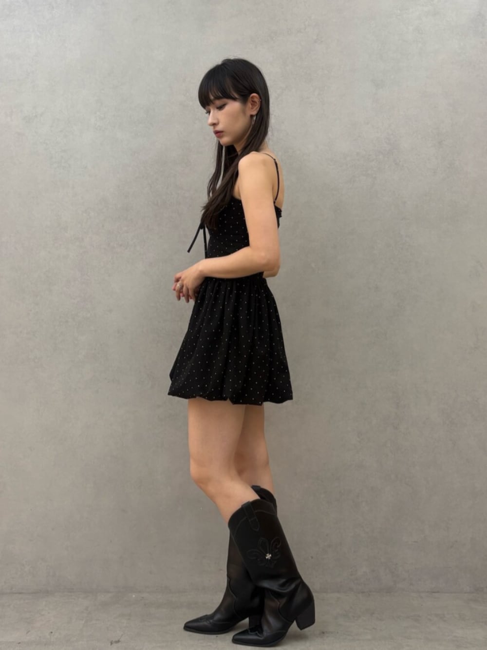 ブラック系のブーツ、その他のワンピースを着用したレディースの夏コーディネートの2枚目の写真