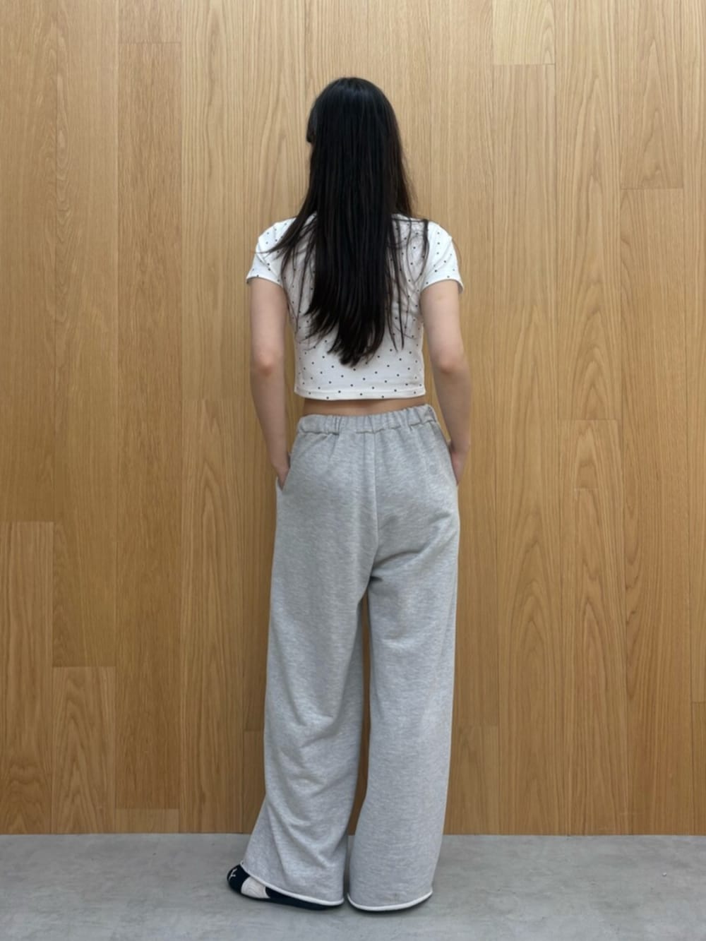ホワイト系のTシャツ/カットソー、グレー系のその他パンツ、ブラック系のスニーカーを着用したレディースの夏コーディネートの3枚目の写真