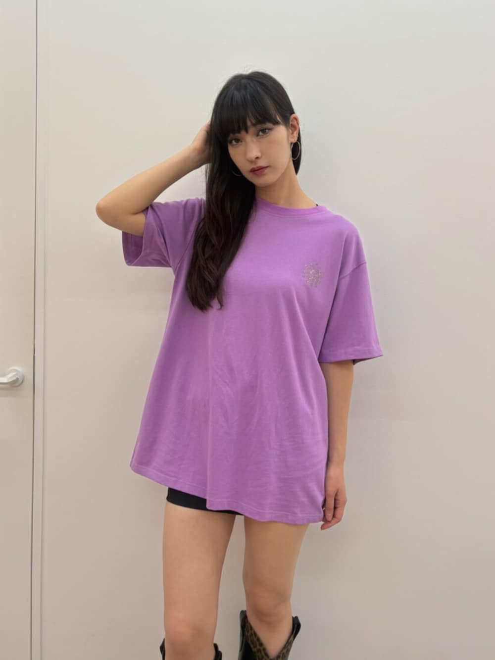 パープル系のTシャツ/カットソー、ブラック系のスカート、その他のブーツを着用したレディースの夏コーディネートの4枚目の写真