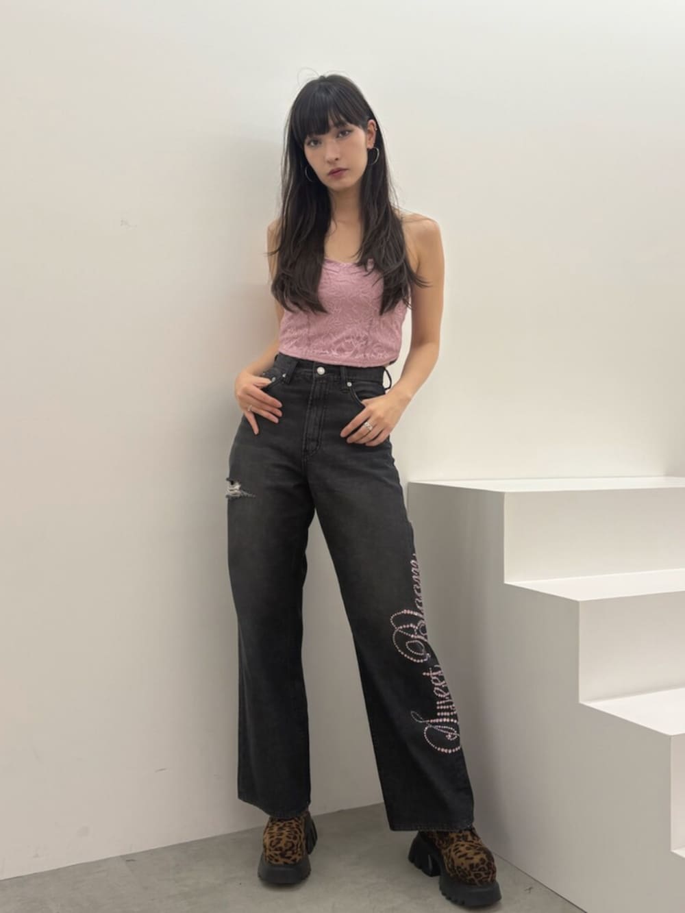 ピンク系のキャミソール、ブラック系のデニムパンツ、その他のその他シューズを着用したレディースの夏コーディネートの2枚目の写真