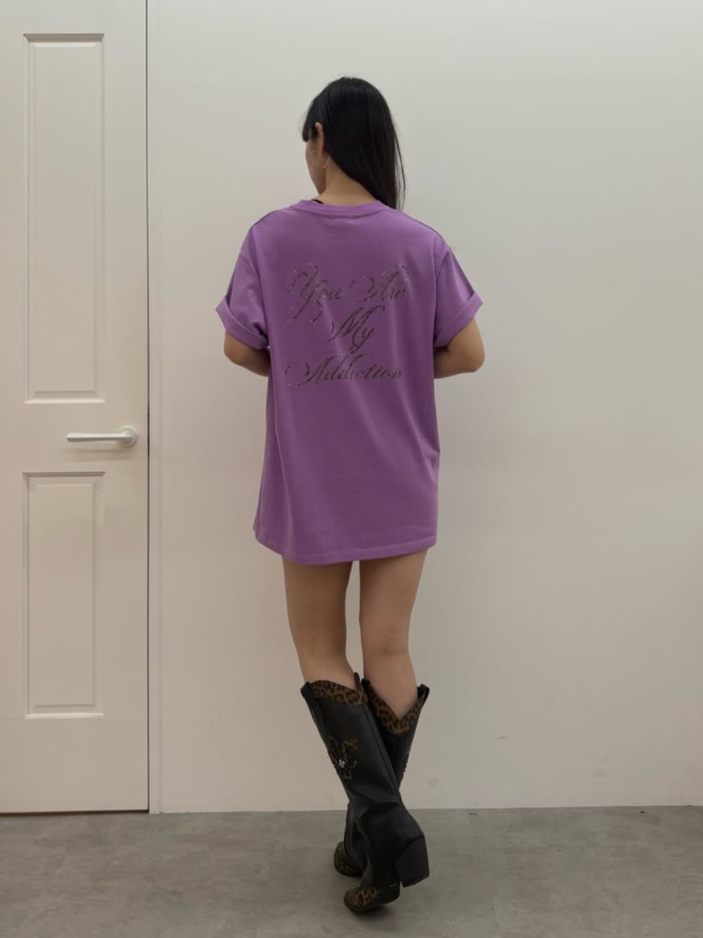 パープル系のTシャツ/カットソー、ブラック系のスカート、その他のブーツを着用したレディースの夏コーディネートの3枚目の写真