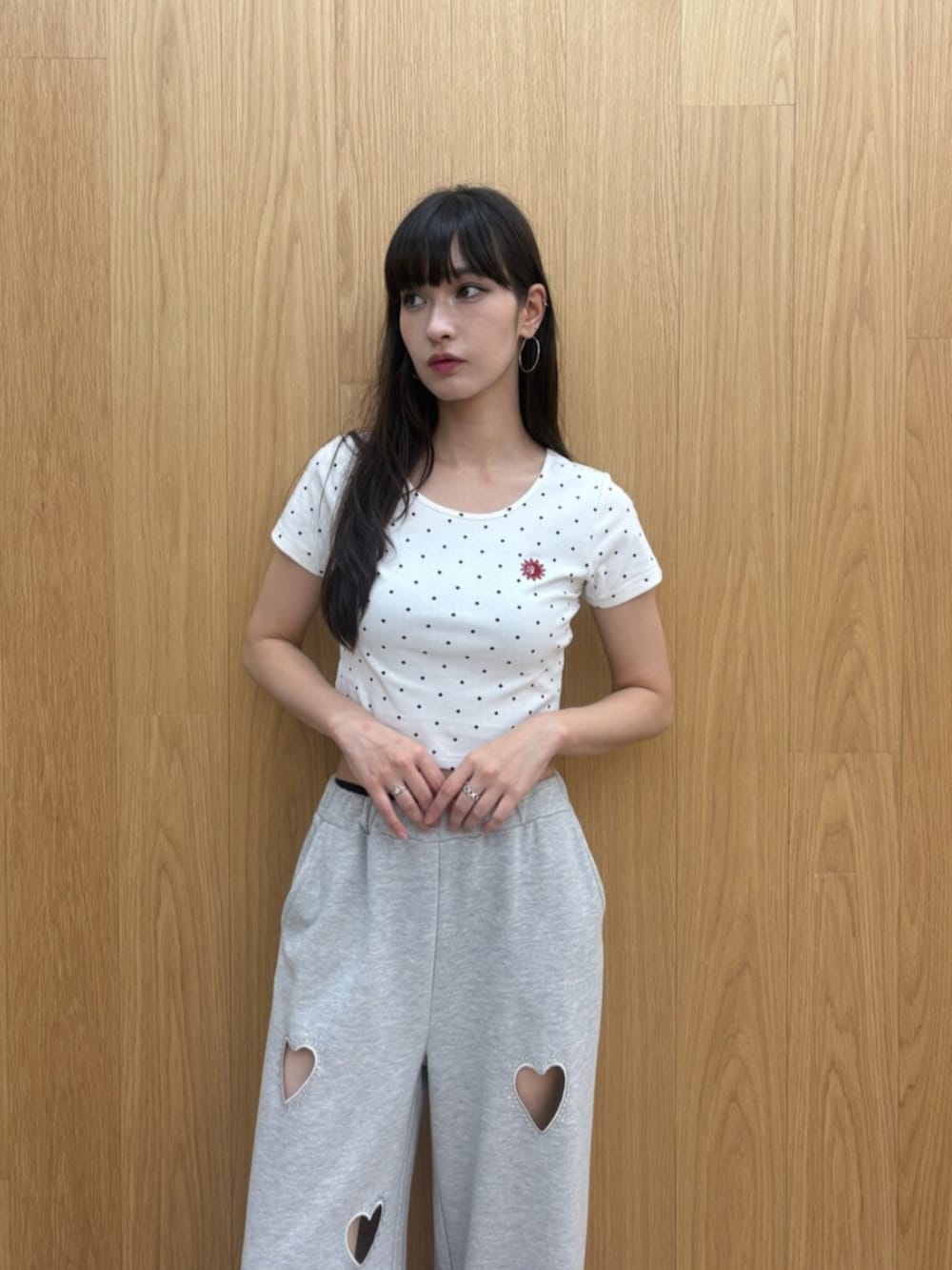 ホワイト系のTシャツ/カットソー、グレー系のその他パンツ、ブラック系のスニーカーを着用したレディースの夏コーディネートの4枚目の写真