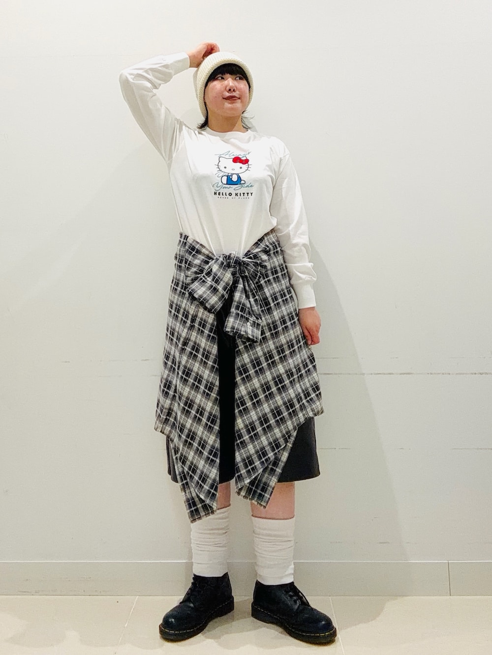 その他のTシャツ/カットソー、ブラック系のその他パンツ、ブルー系のシャツ/ブラウスを着用したレディースの秋コーディネートの5枚目の写真