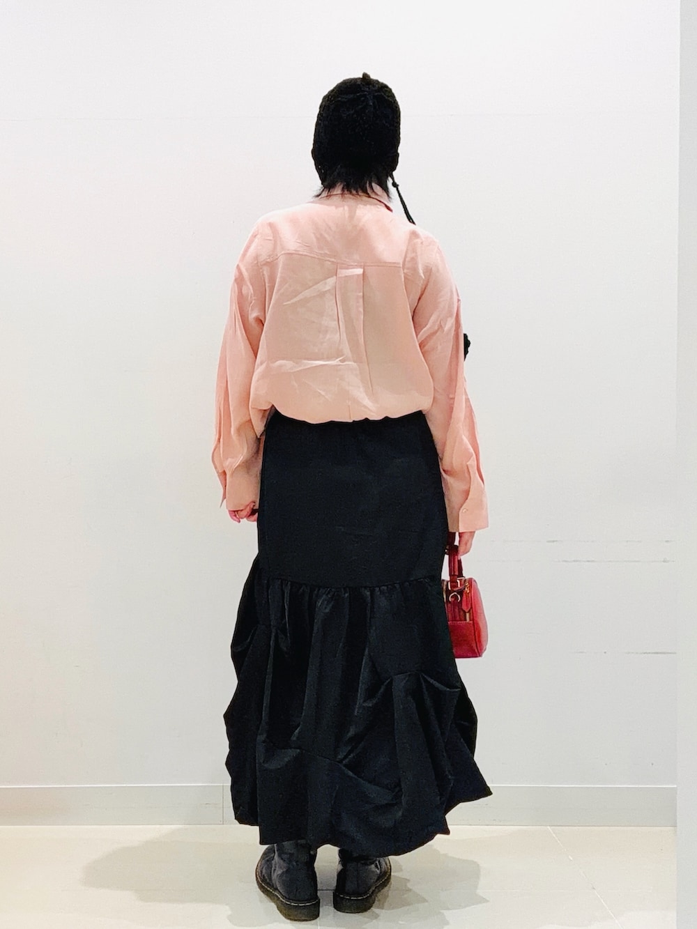 ピンク系のシャツ/ブラウス、ブラウン系のキャミソール、レッド系のショルダーバッグを着用したレディースの夏コーディネートの3枚目の写真