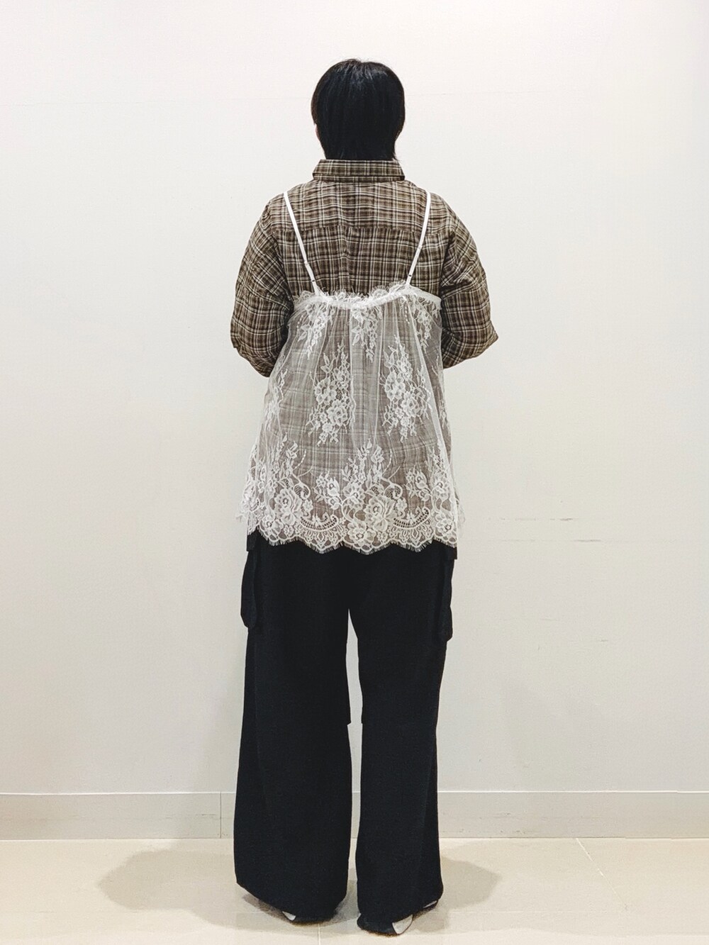ブラウン系のシャツ/ブラウス、ブラック系のその他パンツ、ホワイト系のキャミソールを着用したレディースの秋コーディネートの2枚目の写真