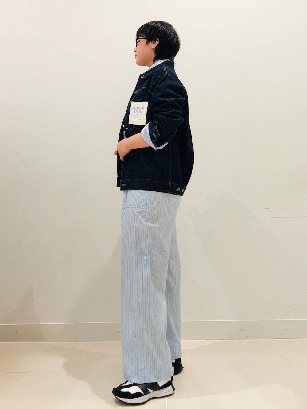 ブルー系のシャツ/ブラウス、ブルー系のその他パンツ、ブルー系のデニムジャケットを着用したレディースの夏コーディネートの2枚目の写真
