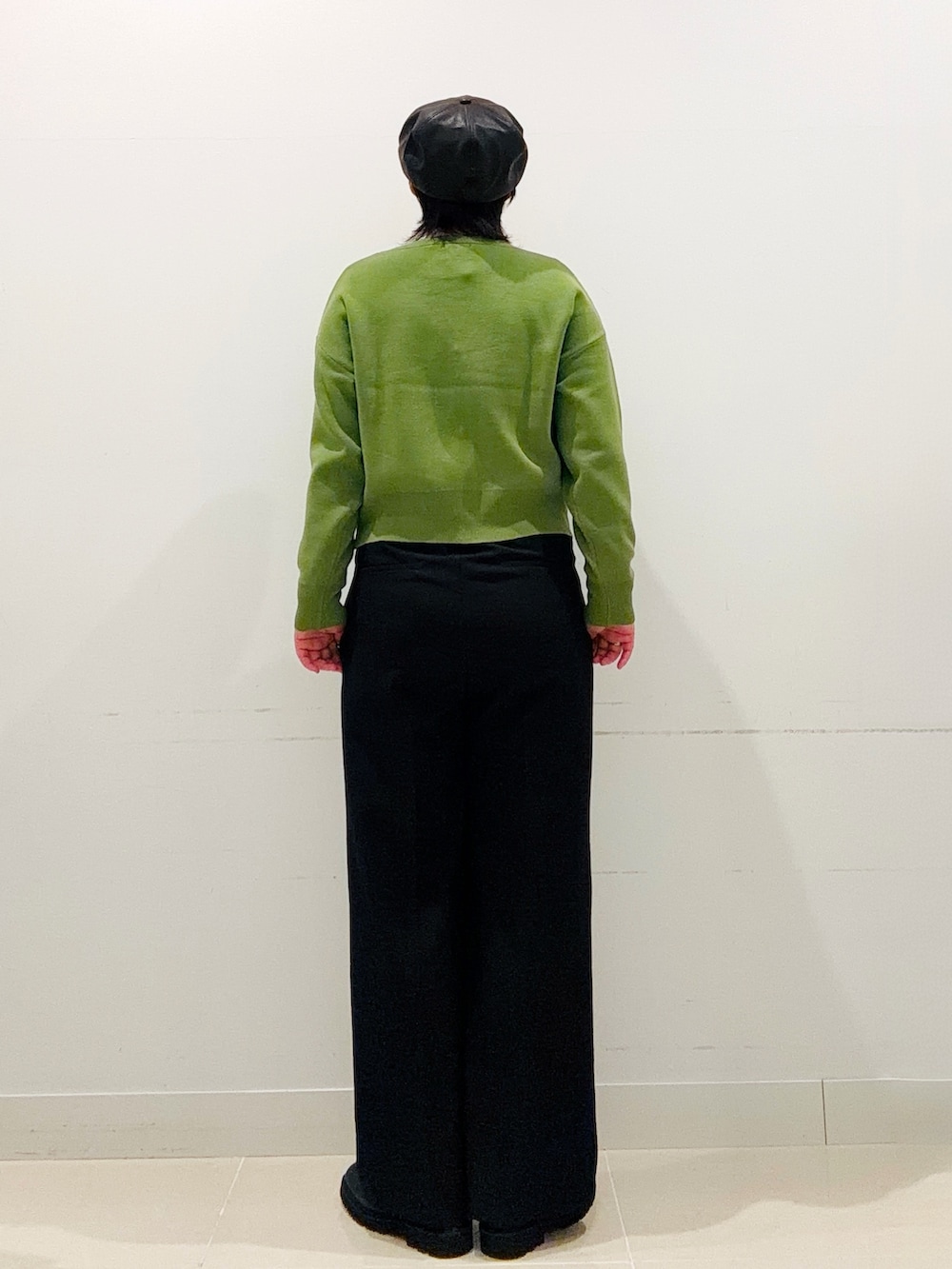 グリーン系のカーディガン/ボレロ、ピンク系のTシャツ/カットソー、ブラック系のスラックスを着用したレディースの秋コーディネートの3枚目の写真