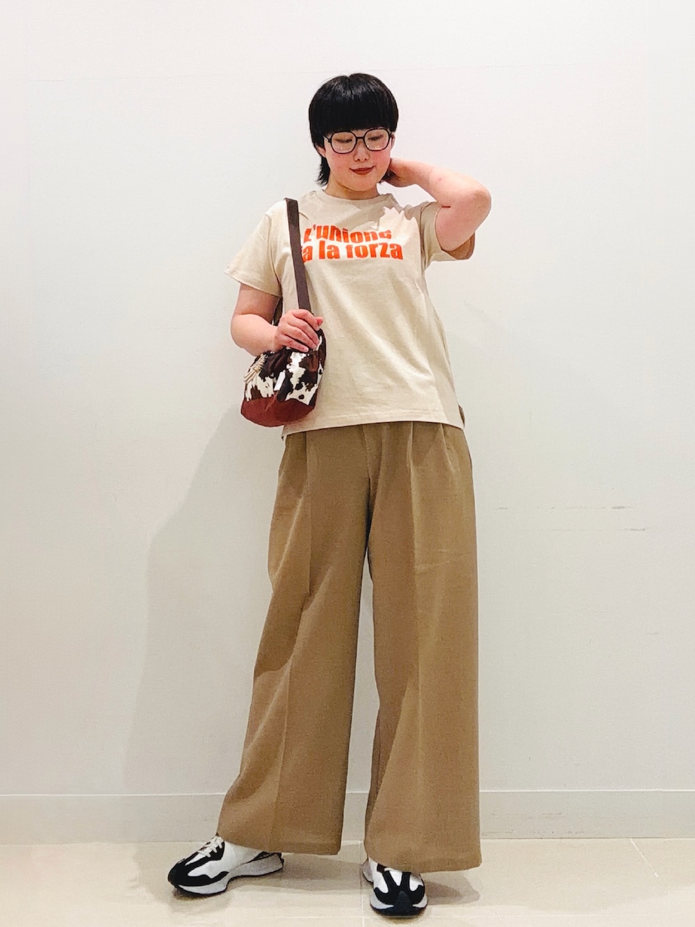 ベージュ系のTシャツ/カットソー、ベージュ系のスラックス、その他のショルダーバッグを着用したレディースの夏コーディネートの5枚目の写真