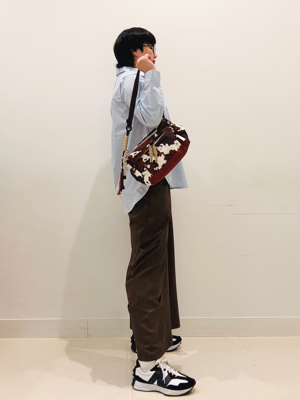 ブルー系のシャツ/ブラウス、その他のショルダーバッグ、ブラウン系のその他パンツを着用したレディースの秋コーディネートの3枚目の写真