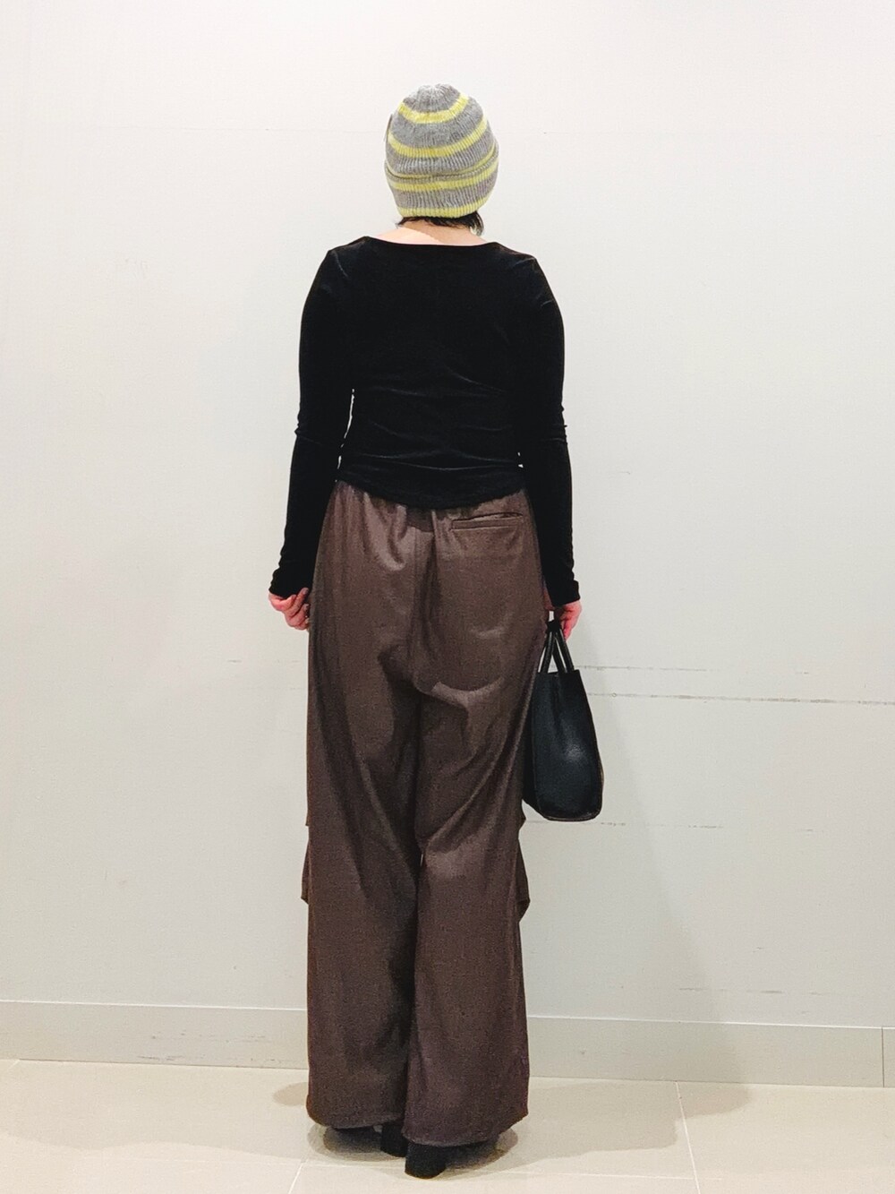 ブラック系のTシャツ/カットソー、ブラウン系のその他パンツ、ブラック系のブーツを着用したレディースの秋コーディネートの3枚目の写真