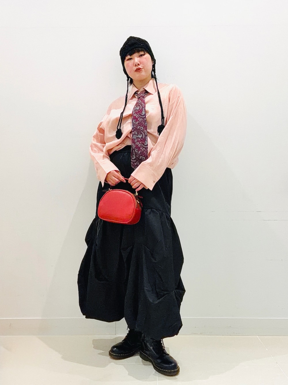 ピンク系のシャツ/ブラウス、ブラウン系のキャミソール、レッド系のショルダーバッグを着用したレディースの夏コーディネートの5枚目の写真