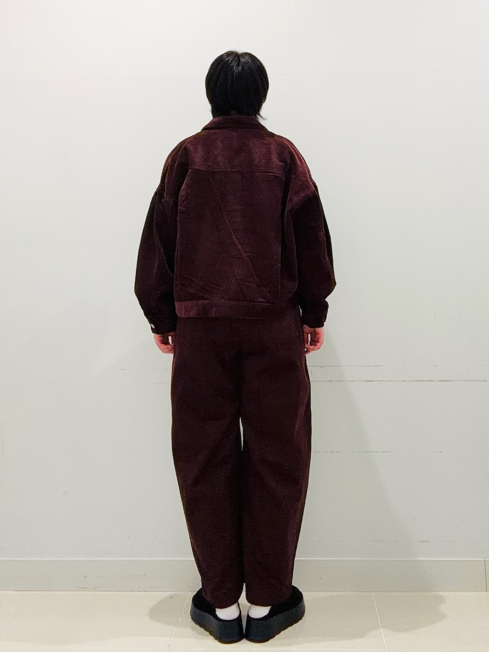 ブラック系のサンダル、レッド系のその他パンツ、レッド系のその他アウターを着用したレディースの秋コーディネートの3枚目の写真