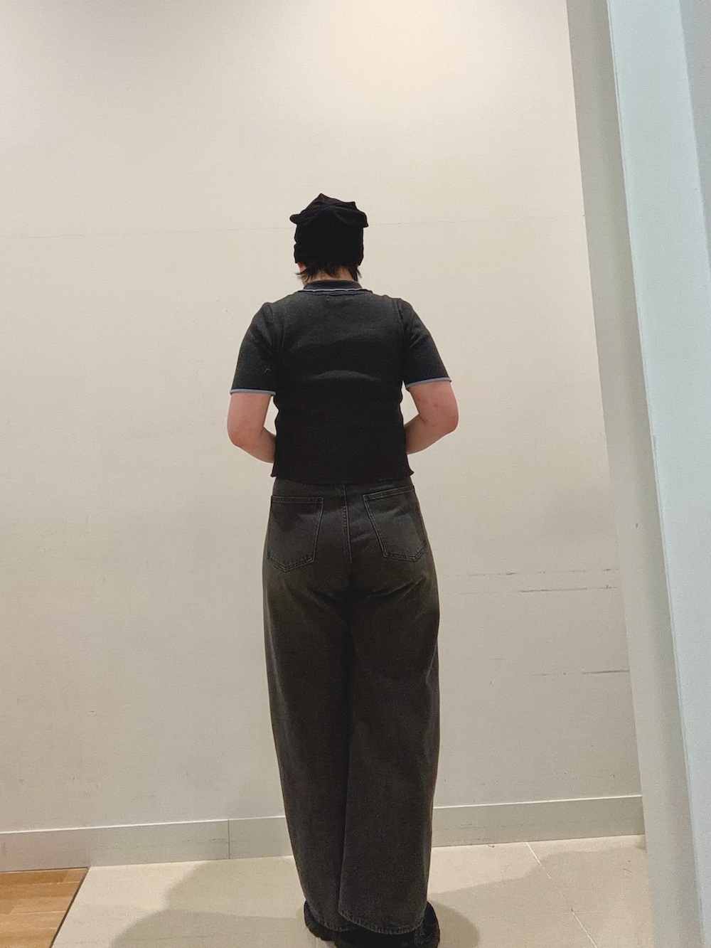 グレー系のデニムパンツ、グレー系のニット/セーター、ブラック系のニットキャップ/ビーニーを着用したレディースの夏コーディネートの3枚目の写真