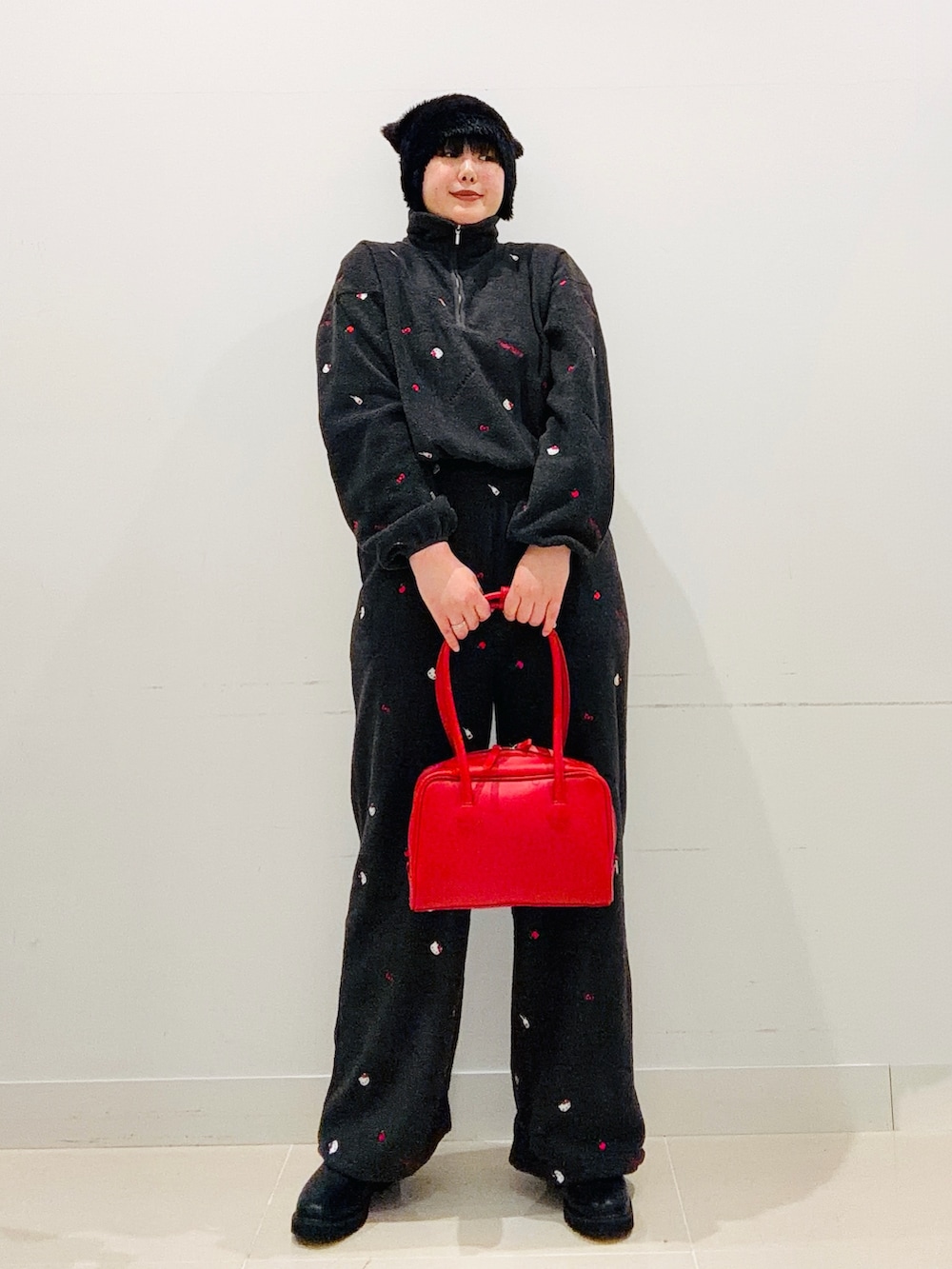 グレー系のその他トップス、グレー系のその他パンツ、レッド系のボストンバッグを着用したレディースの秋コーディネートの5枚目の写真