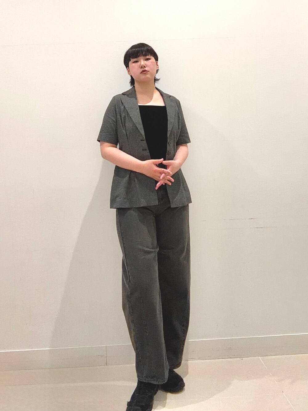 グレー系のデニムパンツ、ブラック系のその他アウター、ブラック系のキャミソールを着用したレディースの夏コーディネートの5枚目の写真